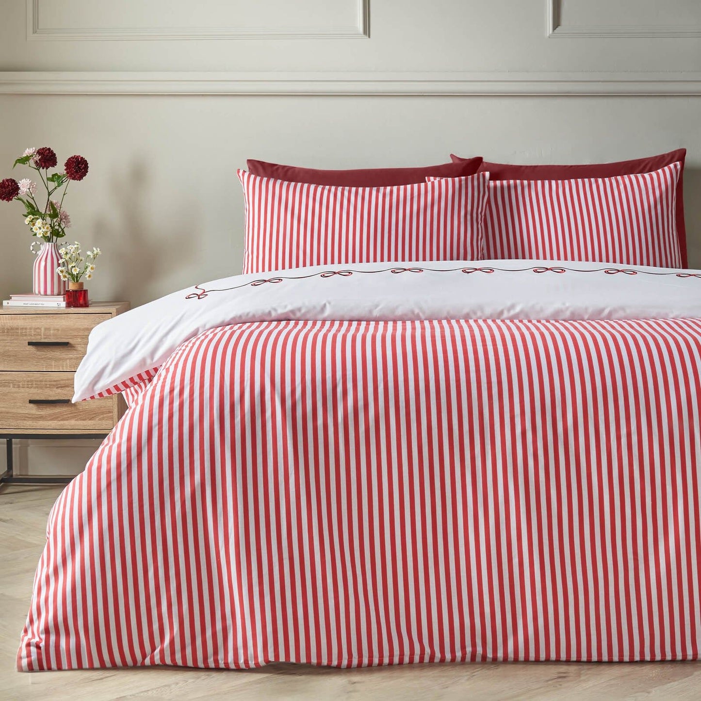 Catherine Lansfield Bow Embroidered Cotton Bedding Duvet Cover Set White / Red