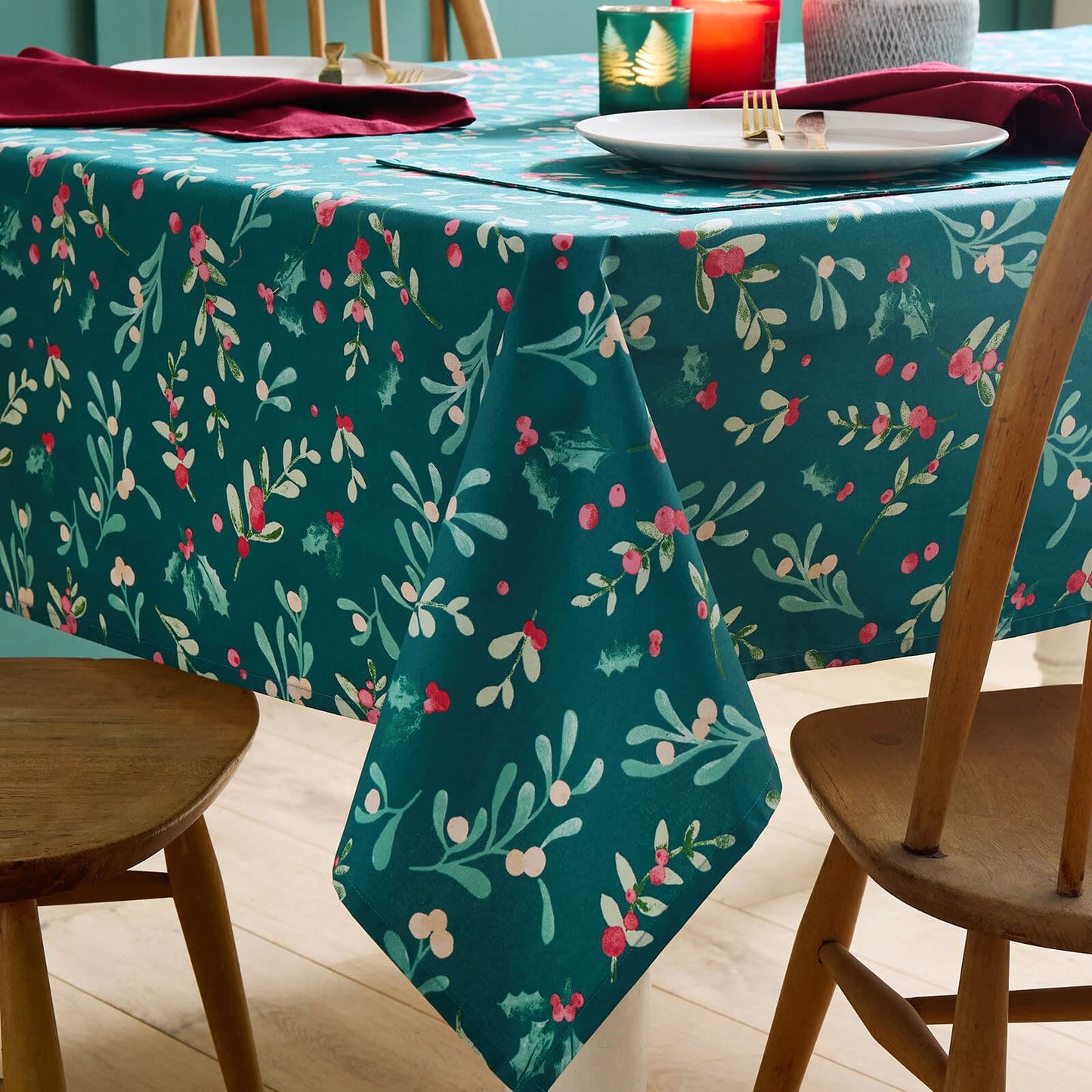 Christmas Holly And Mistle Toe Green Table Cloth - 137x178 cm