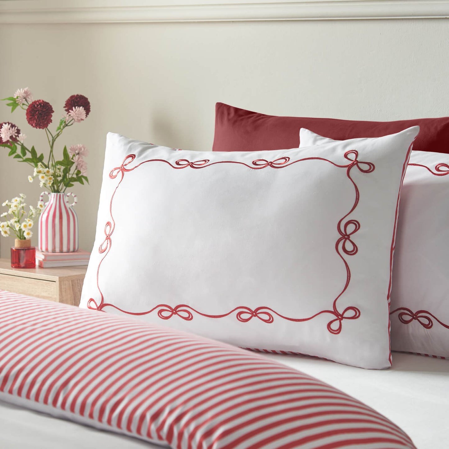 Catherine Lansfield Bow Embroidered Cotton Bedding Duvet Cover Set White / Red