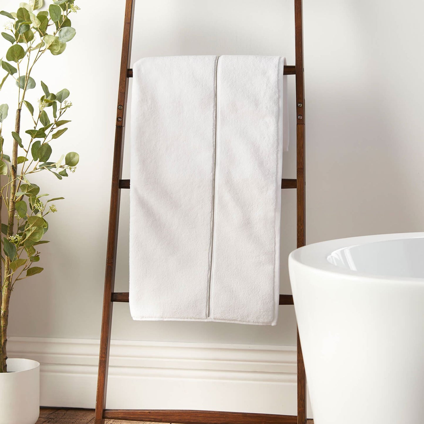 Zero Twist Satin Stitch White Bath Towel - 70x120 cm