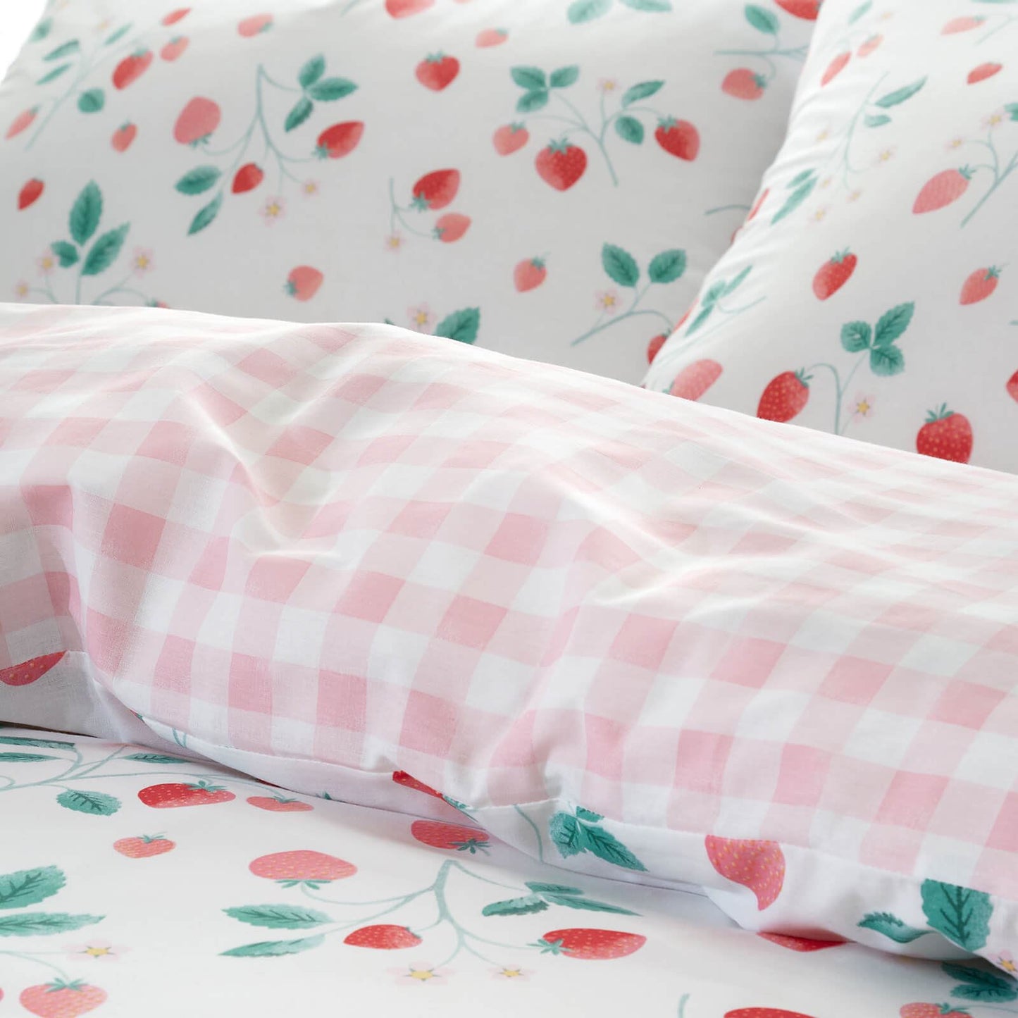 Strawberry Garden White/ Red Duvet Cover Set