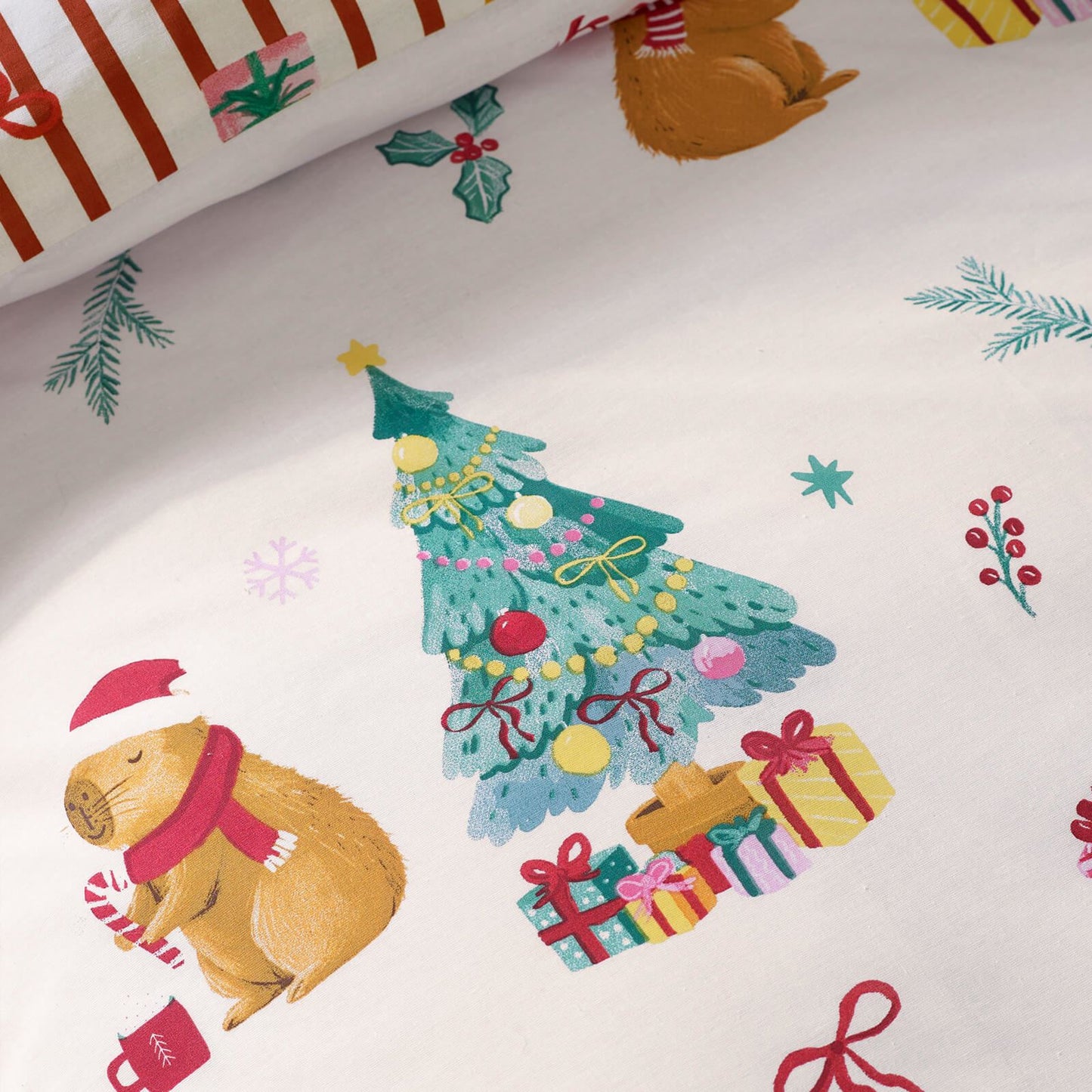 Catherine Lansfield Capy Christmas Printed Reversible Bedding Duvet Cover Set Cream