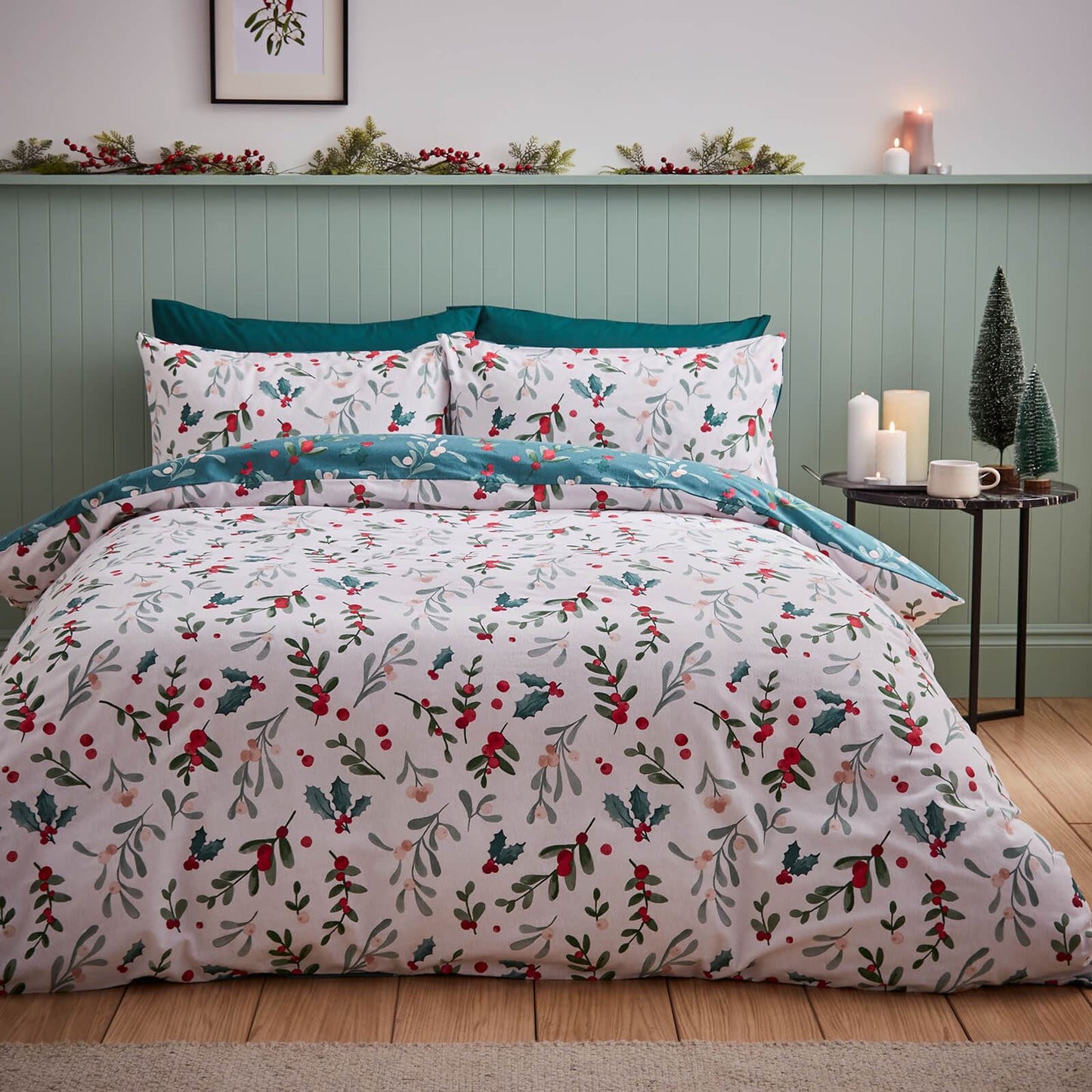 Brushed Christmas Holly And Mistletoe White / Green Duvet Cover Set