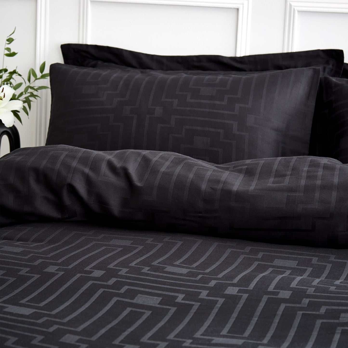 Sateen Geo Jacquard Black Duvet Set