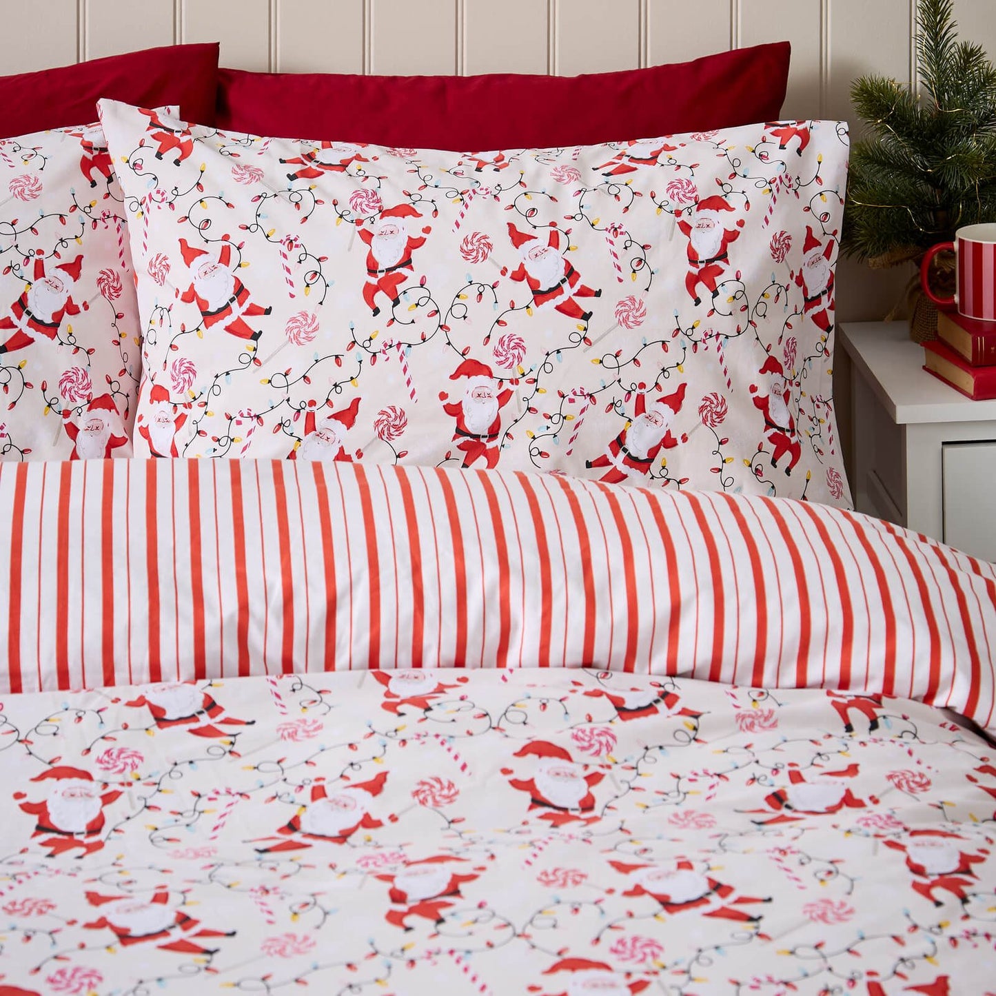 Catherine Lansfield Christmas Santas Printed Reversible Cotton Bedding Duvet Cover Set Red