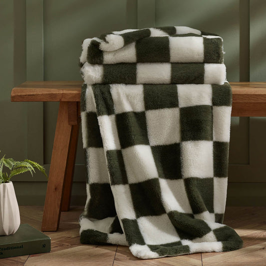 catherine-lansfield-cosy-soft-checkerboard-fleece-blanket-throw-green