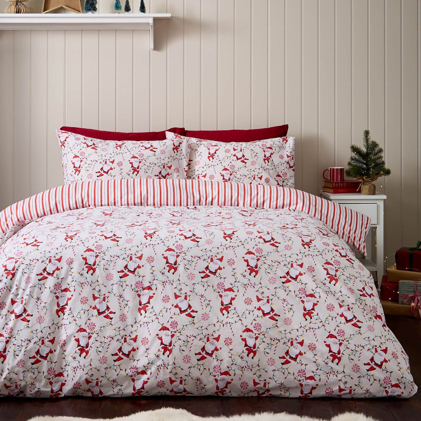 Catherine Lansfield Christmas Santas Printed Reversible Cotton Bedding Duvet Cover Set Red