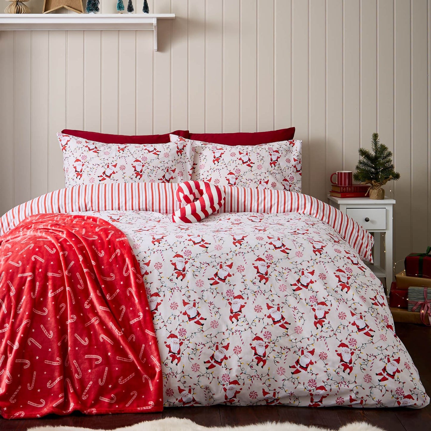 Catherine Lansfield Christmas Santas Printed Reversible Cotton Bedding Duvet Cover Set Red