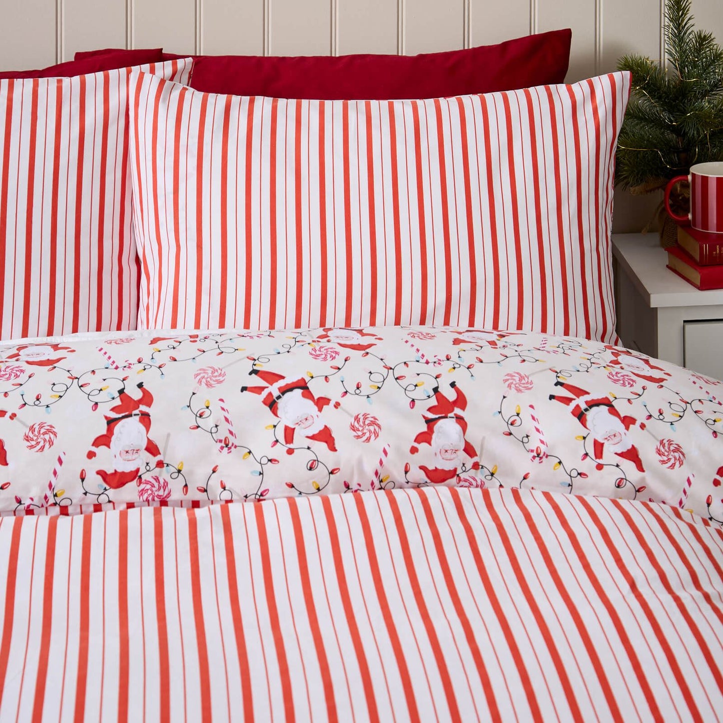 Catherine Lansfield Christmas Santas Printed Reversible Cotton Bedding Duvet Cover Set Red