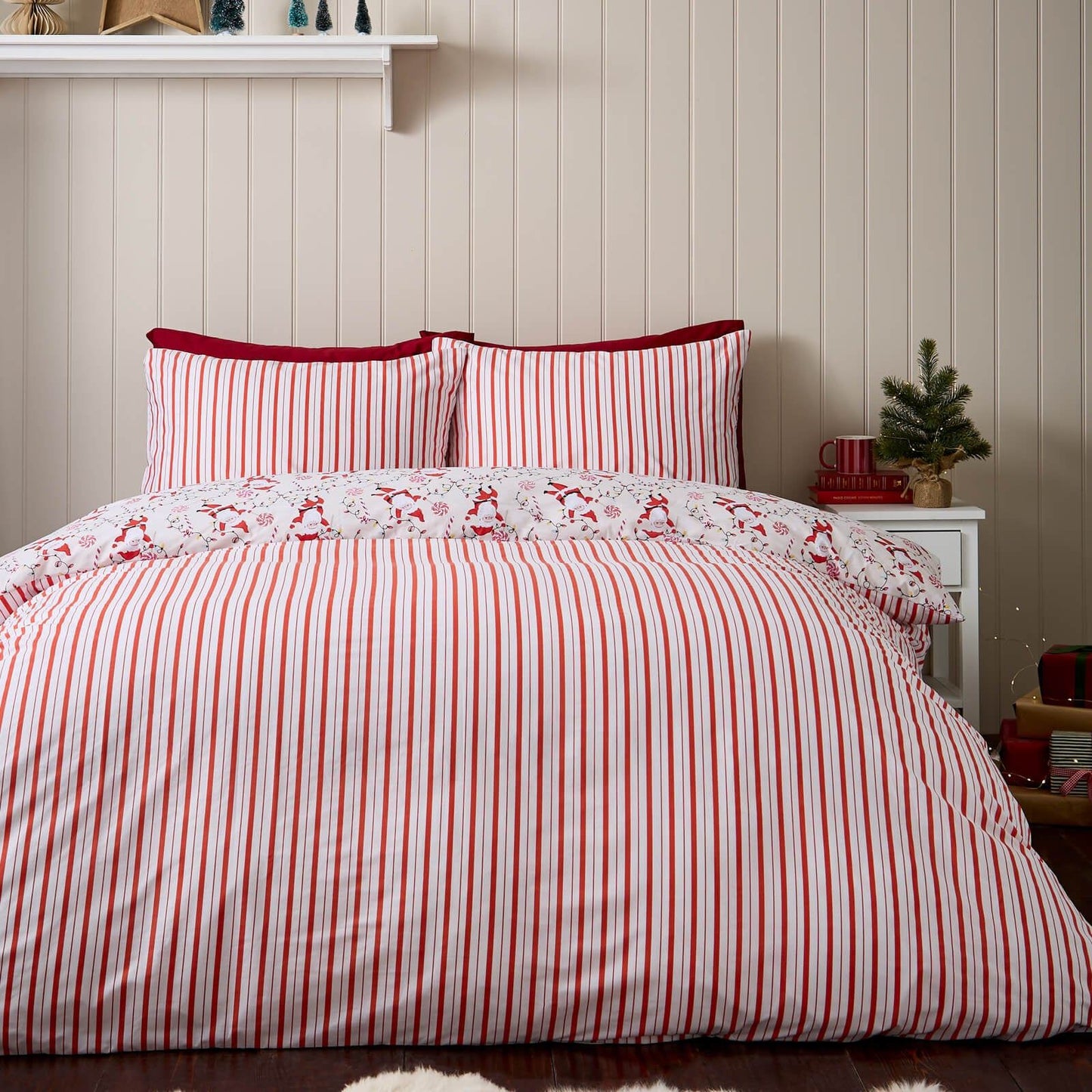 Catherine Lansfield Christmas Santas Printed Reversible Cotton Bedding Duvet Cover Set Red